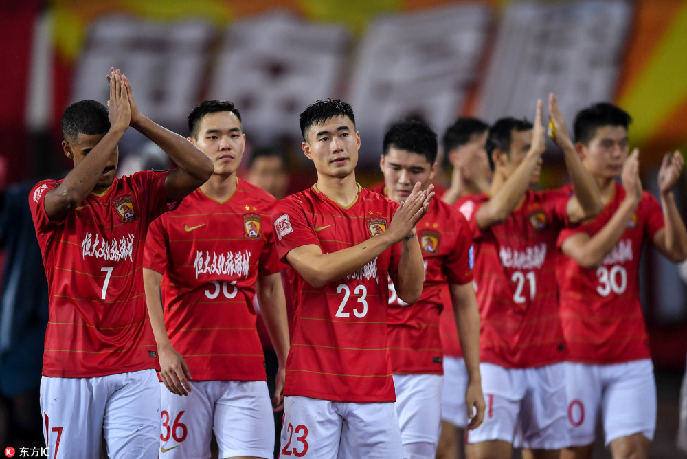 AC米兰训练开放日，关键时刻造点机会引欢呼，中超在即，团队化学反应显著(ac米兰足球俱乐部官方区域合作伙伴)-超凡电竞